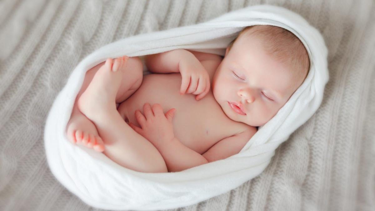 Nằm mơ thấy ẵm em bé đang cười